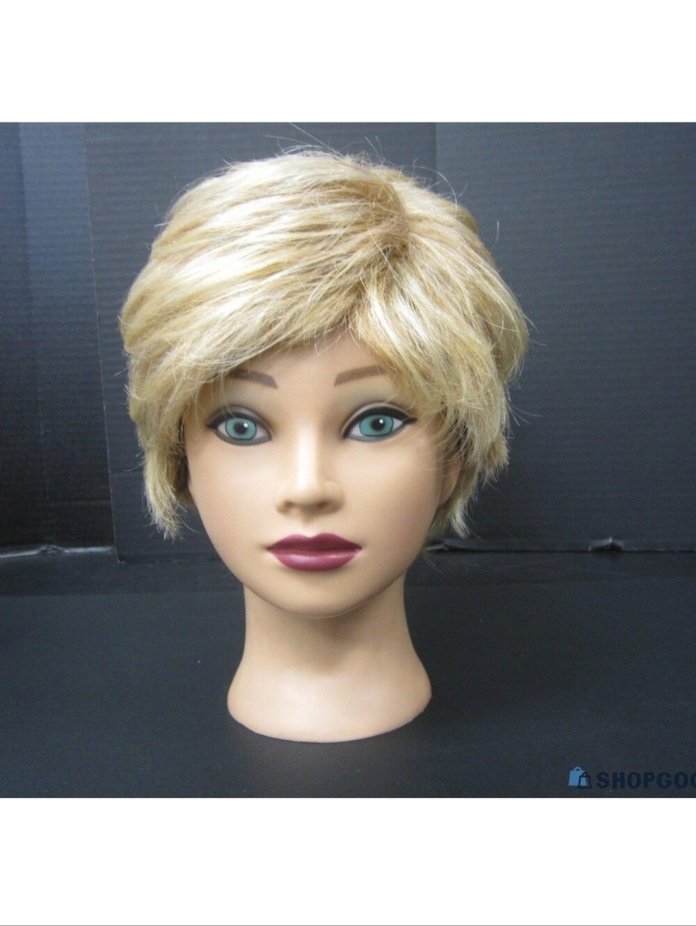 Short Layered Women's Synthetic Wig in Light Blonde